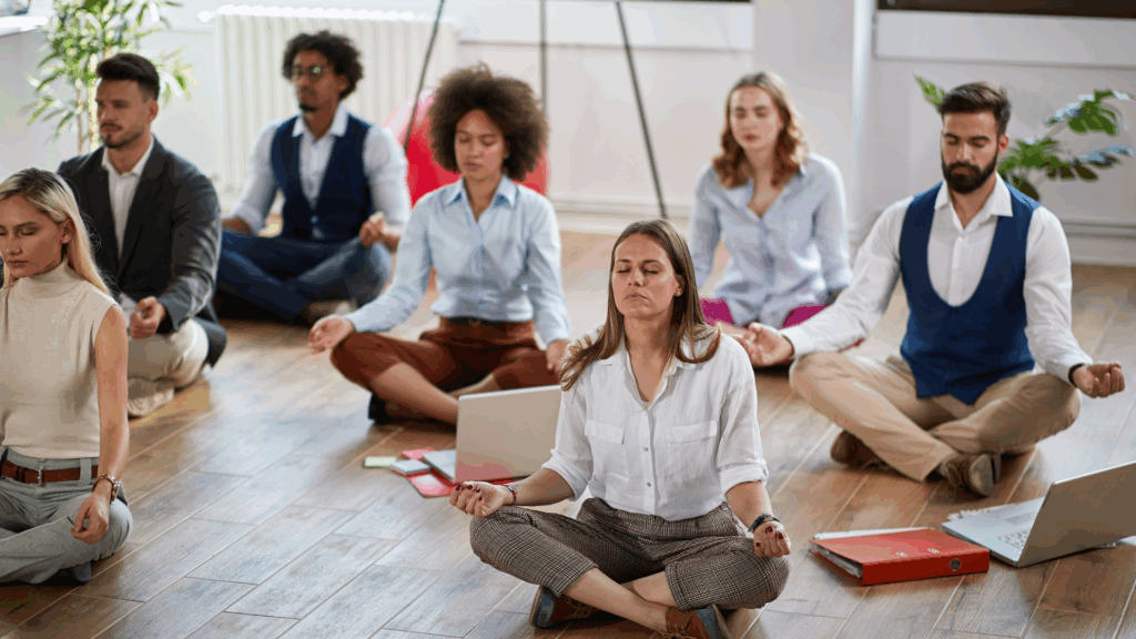 Equipe praticando mindfulness para prevenir riscos psicossociais no trabalho
